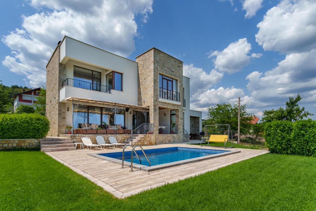 羅格其維的住宿－Villa Poemia，庭院中带游泳池的房子