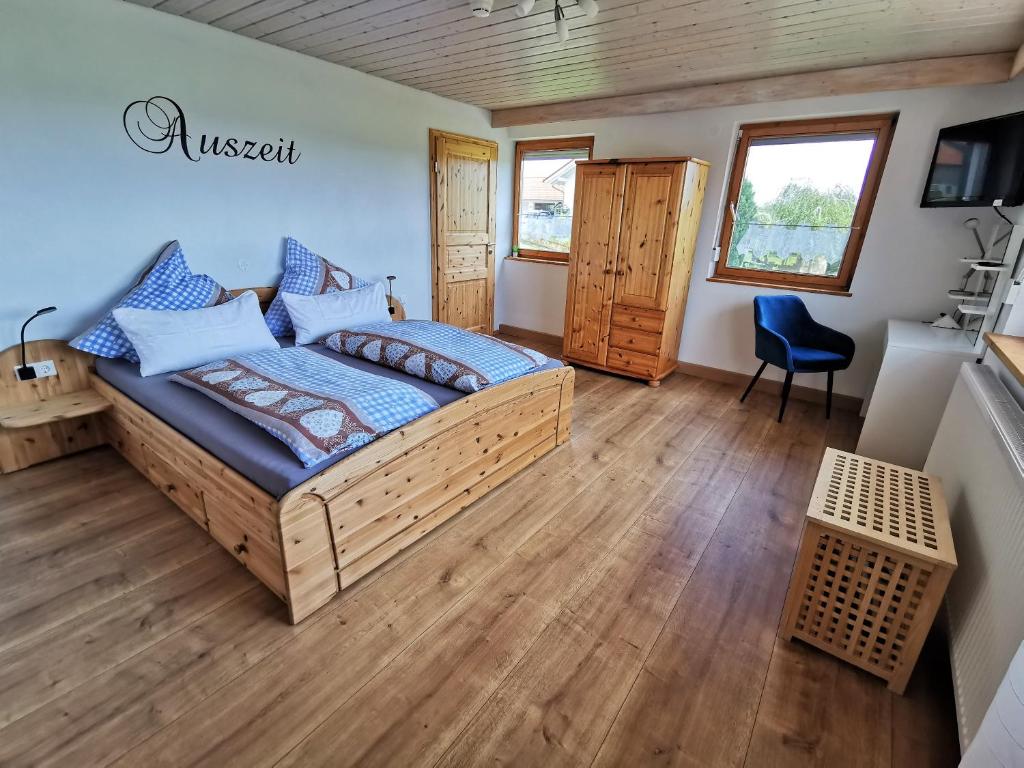 een slaapkamer met een groot bed in een kamer bij Apartment Auszeit mit Küche viel Ruhe und Natur in Untrasried