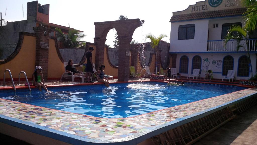 Bazén v ubytování Hotel Real del Quijote a sólo 50 metros de la playa nebo v jeho okolí
