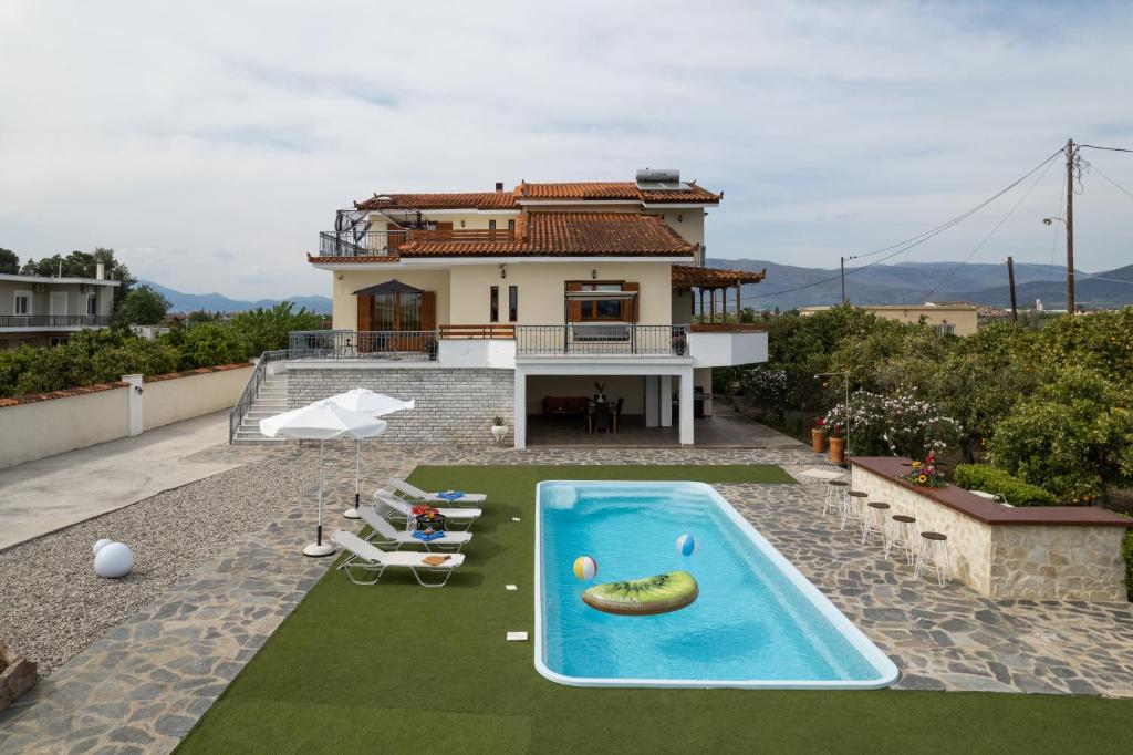 Výhled na bazén z ubytování Villa Ero nebo okolí