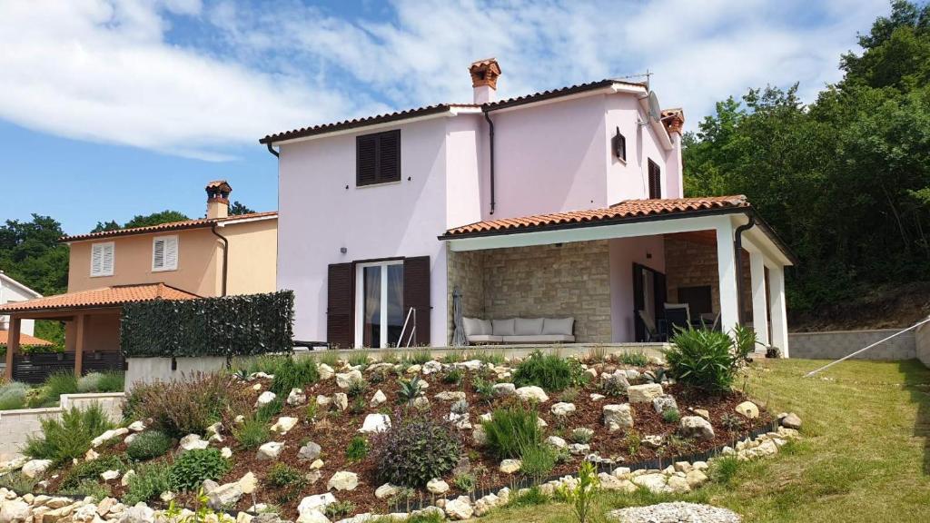 ein Haus mit Garten davor in der Unterkunft Villa El Istria in Labin
