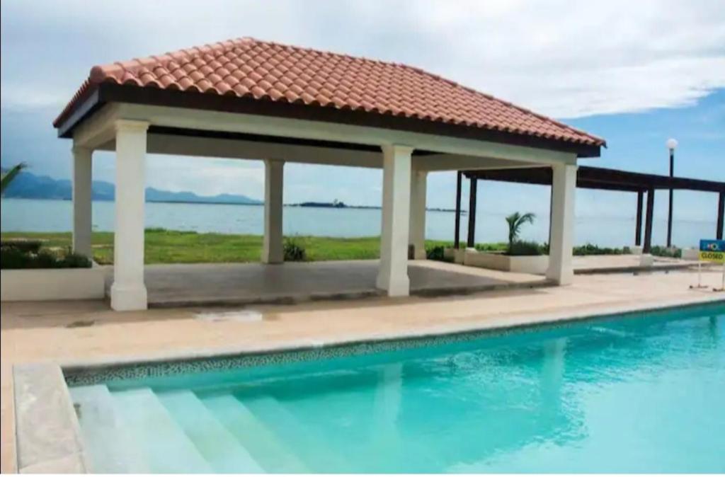 un gazebo accanto alla piscina di Impeccable 2-BR Apartment-Ornella Villa at Bayfront Villa a Portmore