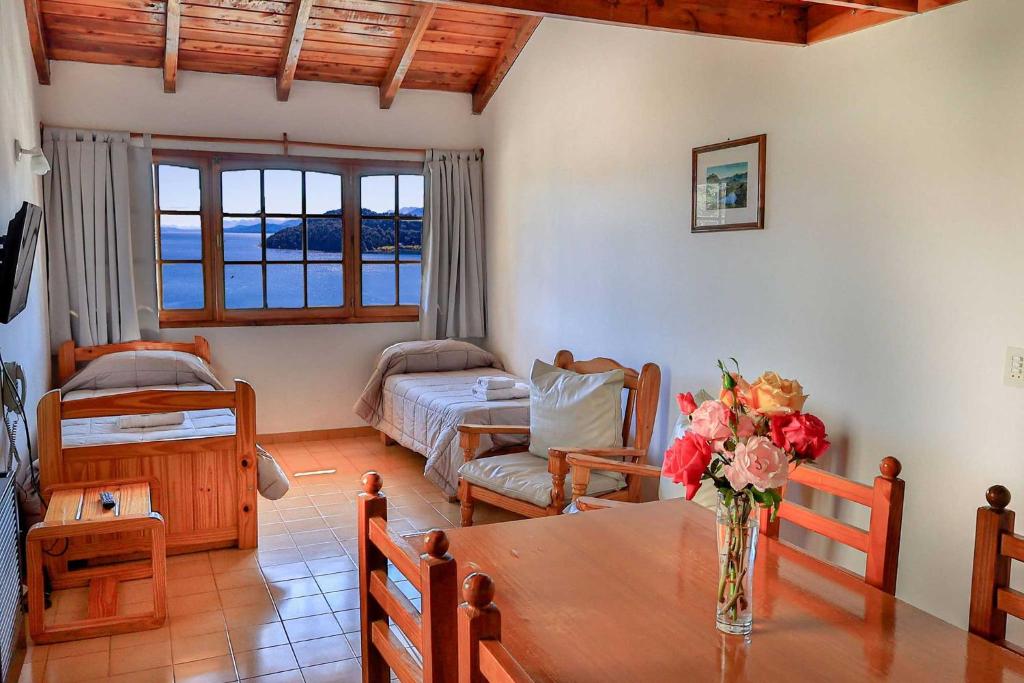 un soggiorno con tavolo e divano di LA PONDEROSA Apart Hotel a San Carlos de Bariloche