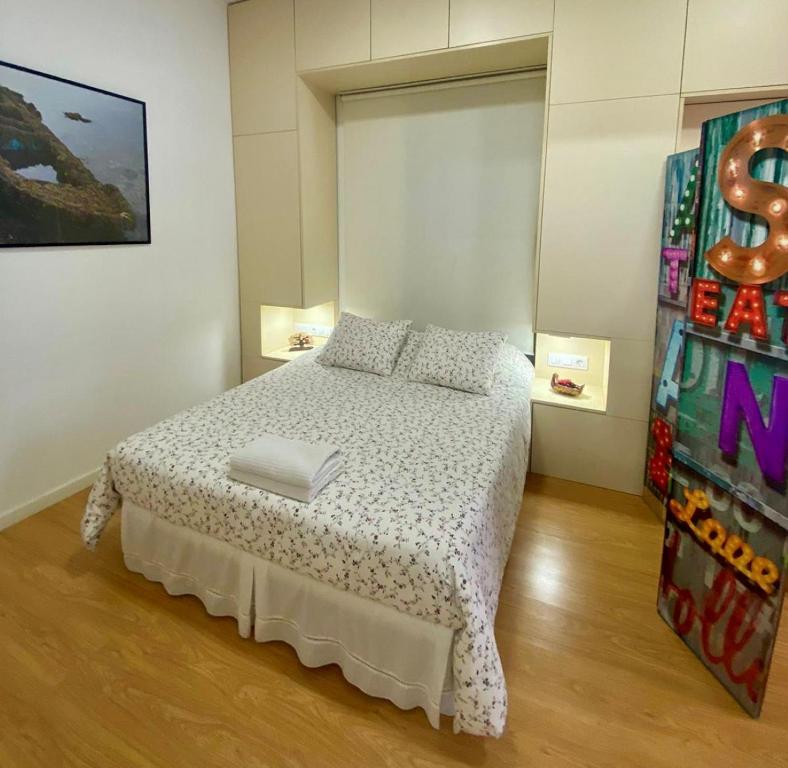 セビリアにあるNuevo apartamento Alamedaのベッドルーム1室(ベッド1台付)