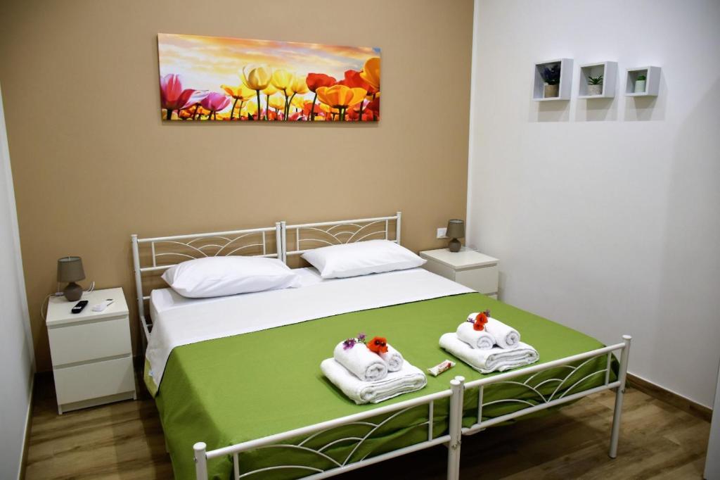 1 dormitorio con 1 cama con toallas en Alex Home en Taranto