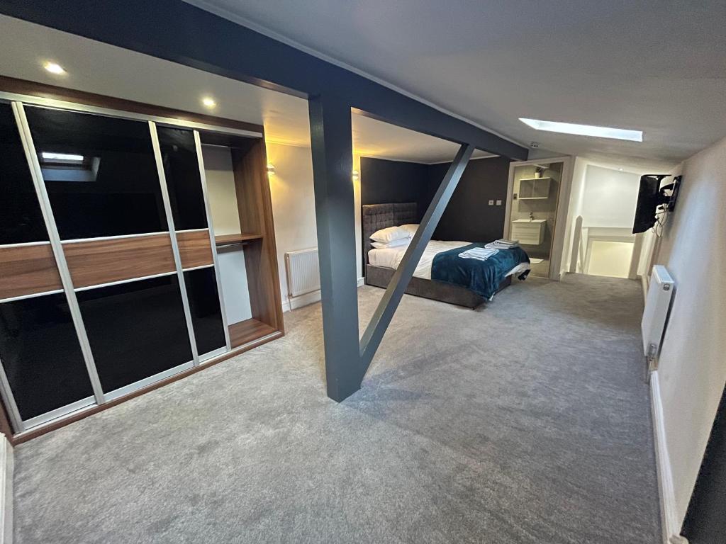 um quarto com uma cama e uma grande janela em Trueman Street Apartments em Liverpool