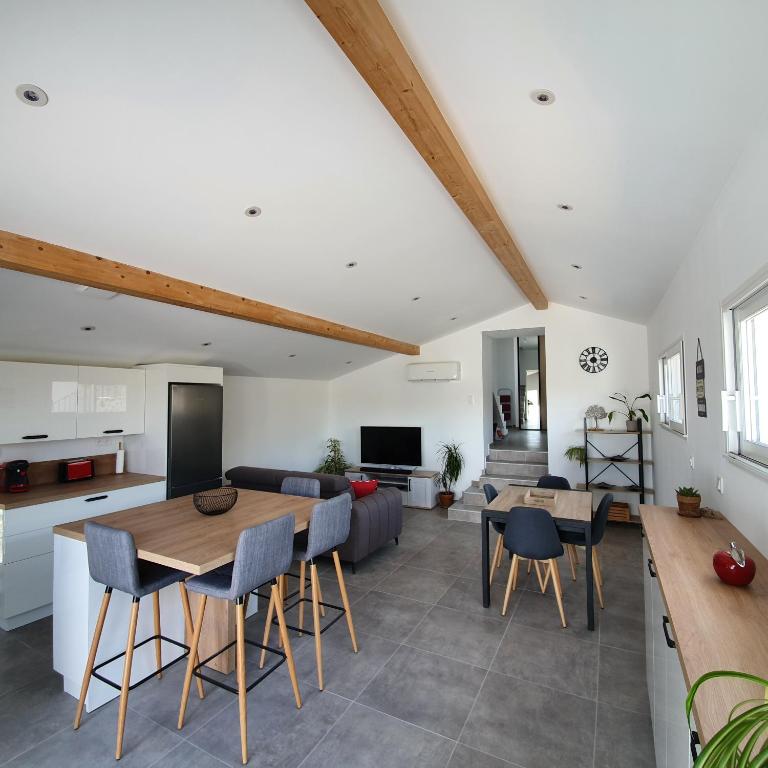 une cuisine et un salon avec une table et des chaises dans l'établissement La Tour de l'Hirondelle, à Lussas