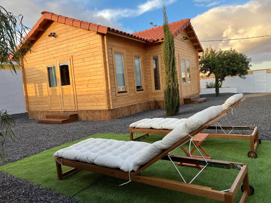 a house with two beds in front of a house at La cabaña de Quino in Antigua