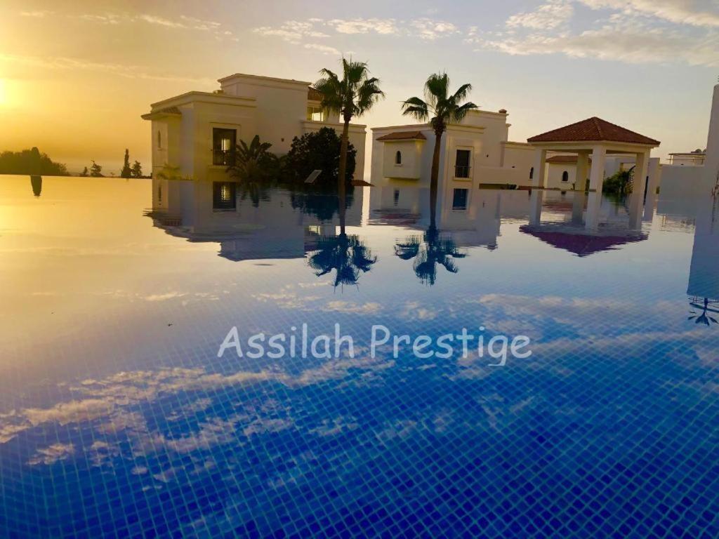 een villa met een zwembad voor de zonsondergang bij Assilah Prestige in Asilah