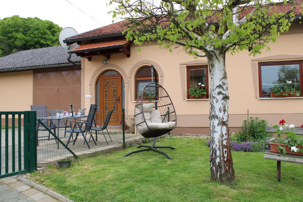 una casa con un columpio en el patio en Kuća za odmor Slamek, en Sveti Martin na Muri