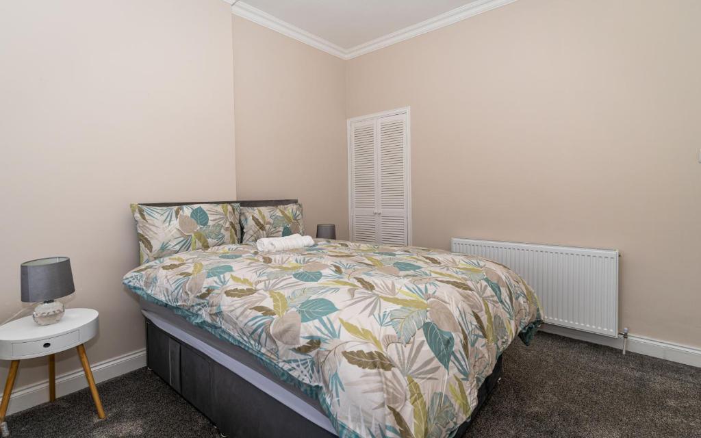 4 Bedrooms Homely House - Sleeps 6 Comfortably with 6 Double Beds,Glasgow,  Free Street Parking, Business Travellers, Contractors, & Holiday-Goers,  Near All Major Transport Links in Glasgow & City Centre, Glasgow – Updated  2023 Prices