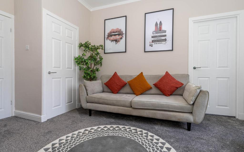 4 Bedrooms Homely House - Sleeps 6 Comfortably with 6 Double Beds,Glasgow,  Free Street Parking, Business Travellers, Contractors, & Holiday-Goers,  Near All Major Transport Links in Glasgow & City Centre, Glasgow – Updated  2023 Prices