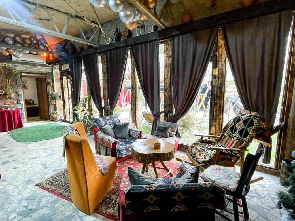 een woonkamer met stoelen en een tafel bij Villa Nors in Jerevan