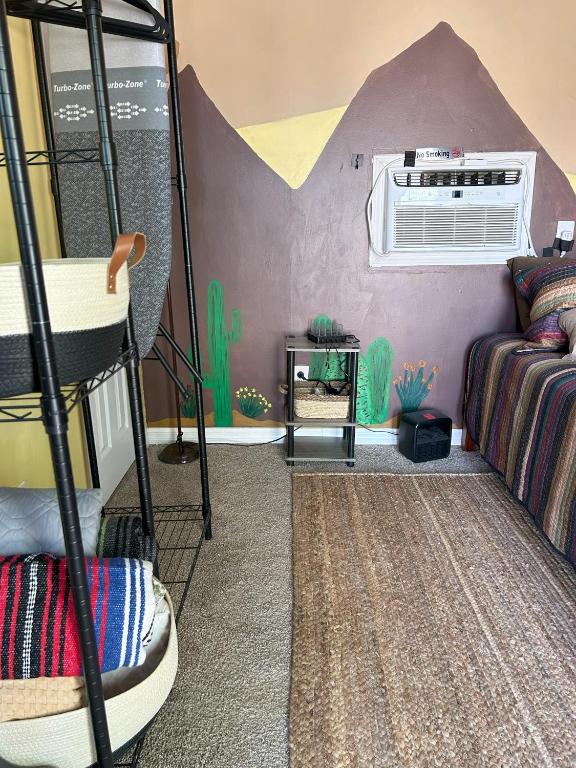 Postel nebo postele na pokoji v ubytování Area 3251 Desert Valley Guest Suite