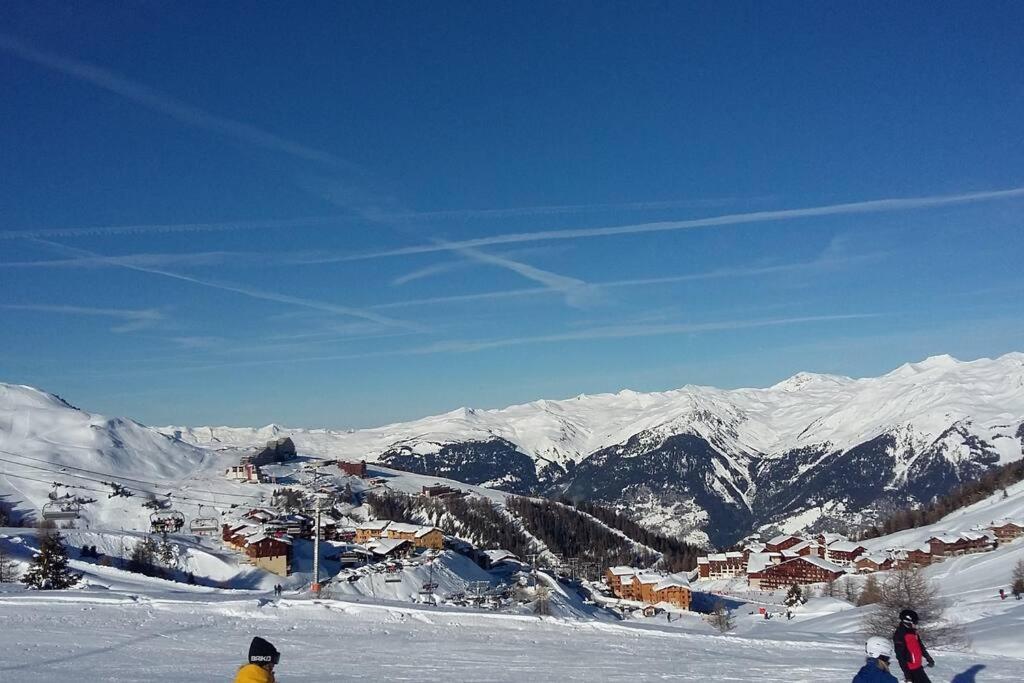 een groep mensen die skiën op een met sneeuw bedekte berg bij J'Aime la montagne in Mâcot La Plagne