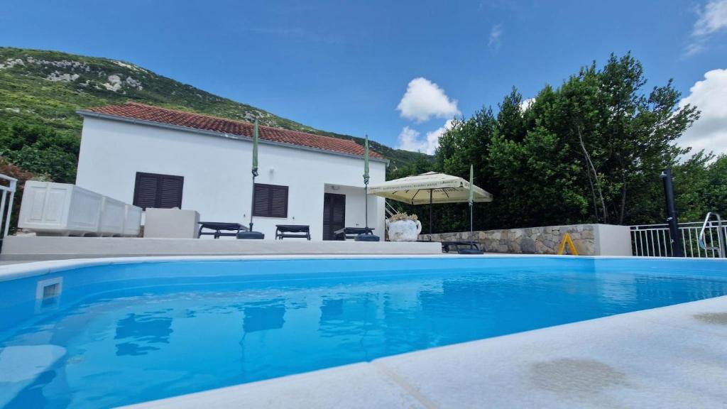 Bazén v ubytování Villa Paradise Garden nebo v jeho okolí