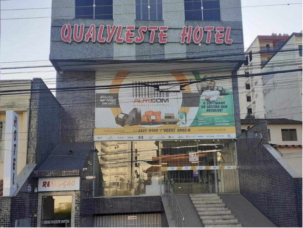 Caratinga的住宿－QualyLeste Hotel，一座建筑,上面标有读取不可用酒店的标志