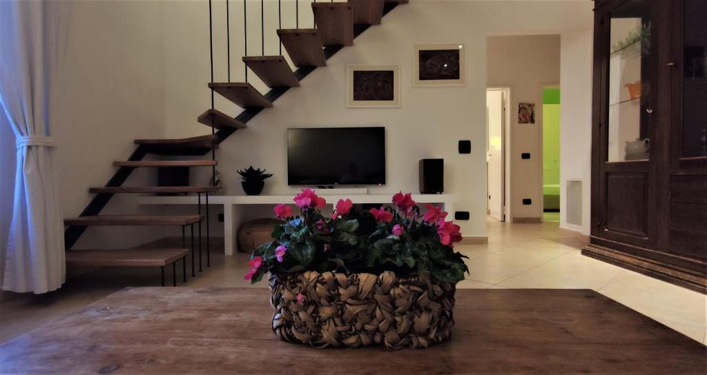 a living room with a vase with flowers on the floor at Casa Giusti in Poggibonsi