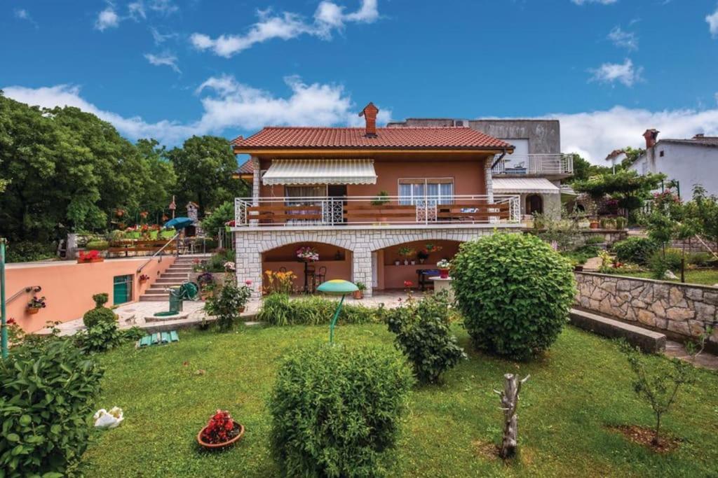 une grande maison avec une cour dans l'établissement Home away from home, à Šmrika