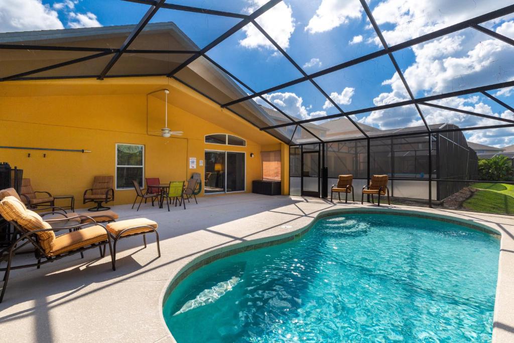 762 Watersong Resort by Orlando Holiday Rental Homes tesisinde veya buraya yakın yüzme havuzu