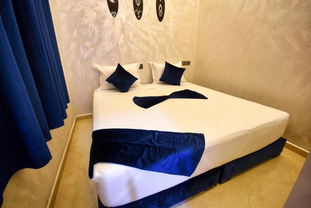 Postel nebo postele na pokoji v ubytování imsouane bleu bay house