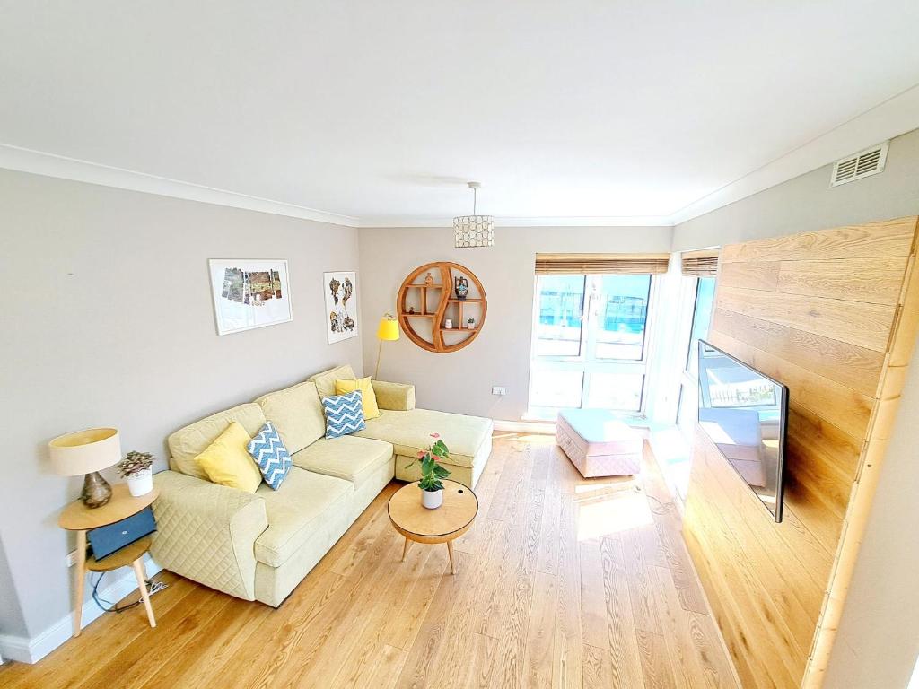 a living room with a couch and a tv at Tottenham Spur Hideaway in London