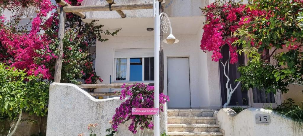 een huis met bloemen erop bij Vila 15 Bougainville in Sarandë