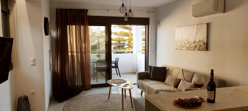 イラクリオン・タウンにあるEZITH LUXURY APARTMENTSのソファとテーブルのあるリビングルーム