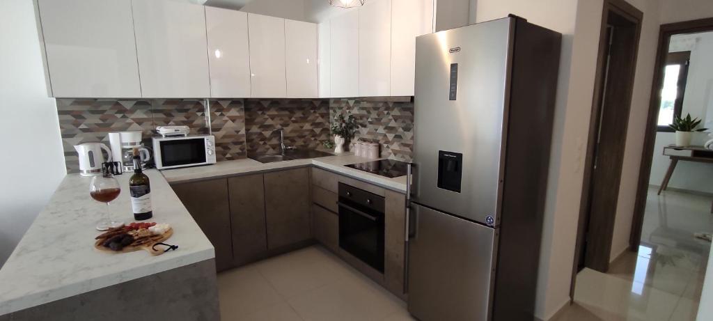 EZITH LUXURY APARTMENTSにあるキッチンまたは簡易キッチン