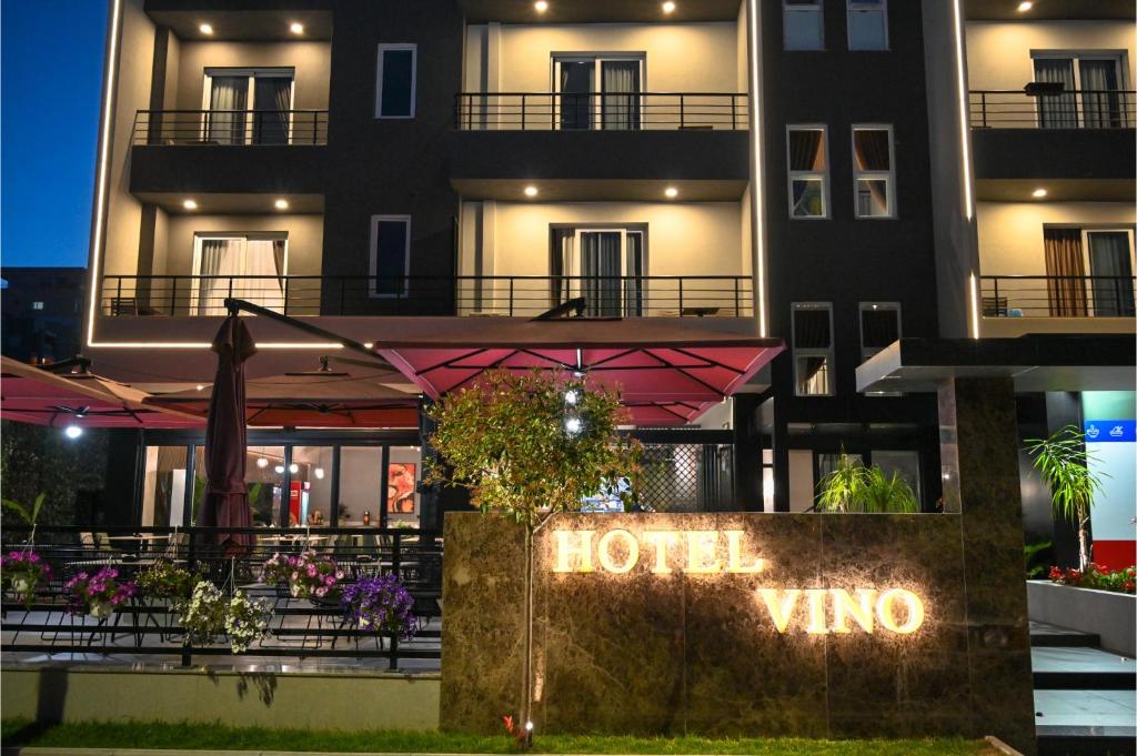 een hotel met een bord dat hotelvino leest bij Hotel Vino in Durrës