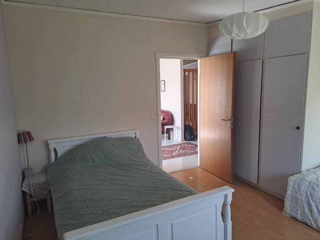 Un dormitorio con una cama y una puerta a una habitación en Semester Hem 3 Storvik, en Storvik
