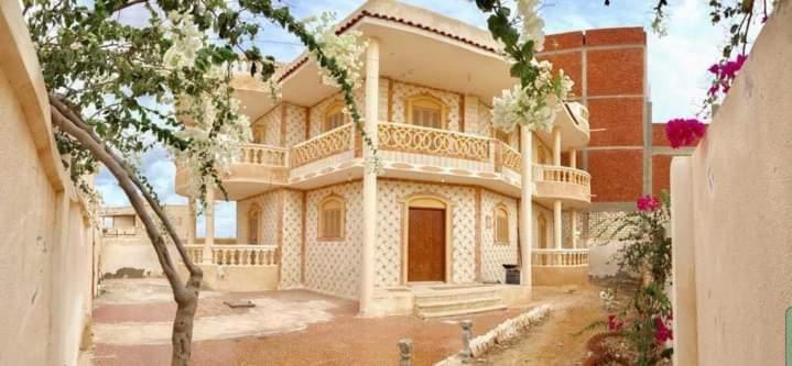 une grande maison blanche avec une brique dans l'établissement فيلا باب البحر, à Marsa Matruh