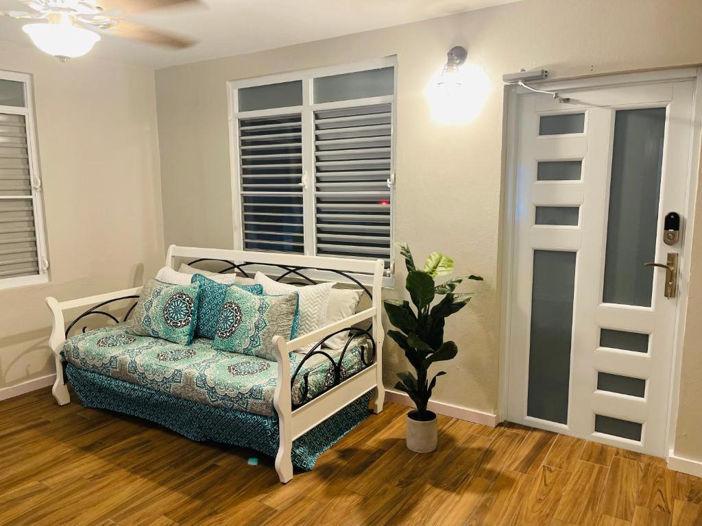sypialnia z białym łóżkiem z niebieskimi poduszkami w obiekcie Home for your stay w mieście Humacao