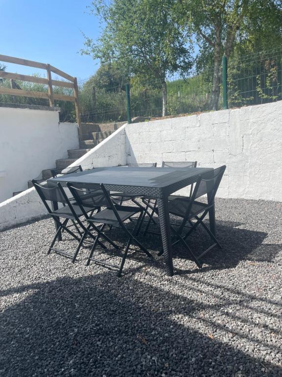 una mesa de picnic negra sentada junto a una pared en Appartement rénové tout confort, en Mers-les-Bains
