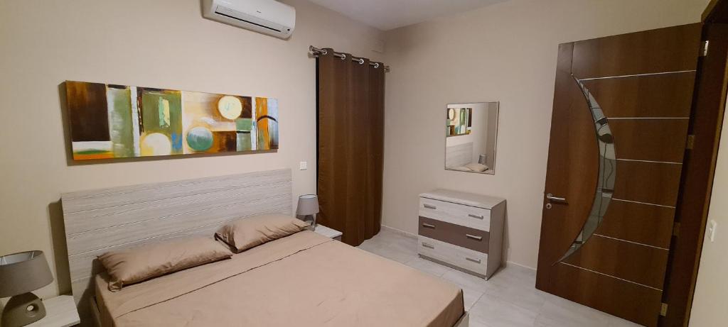 Postel nebo postele na pokoji v ubytování Large Apartment in Marsascala. sleeps 6