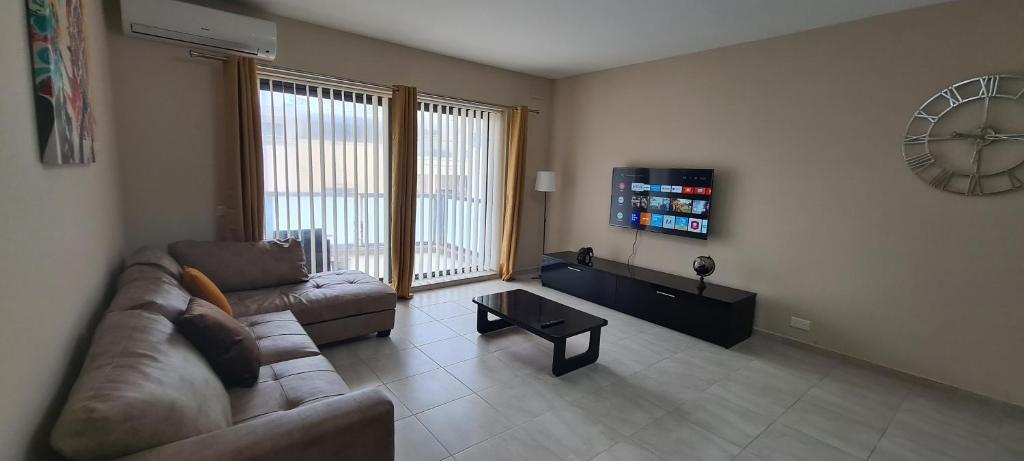 TV a/nebo společenská místnost v ubytování Large Apartment in Marsascala. sleeps 6