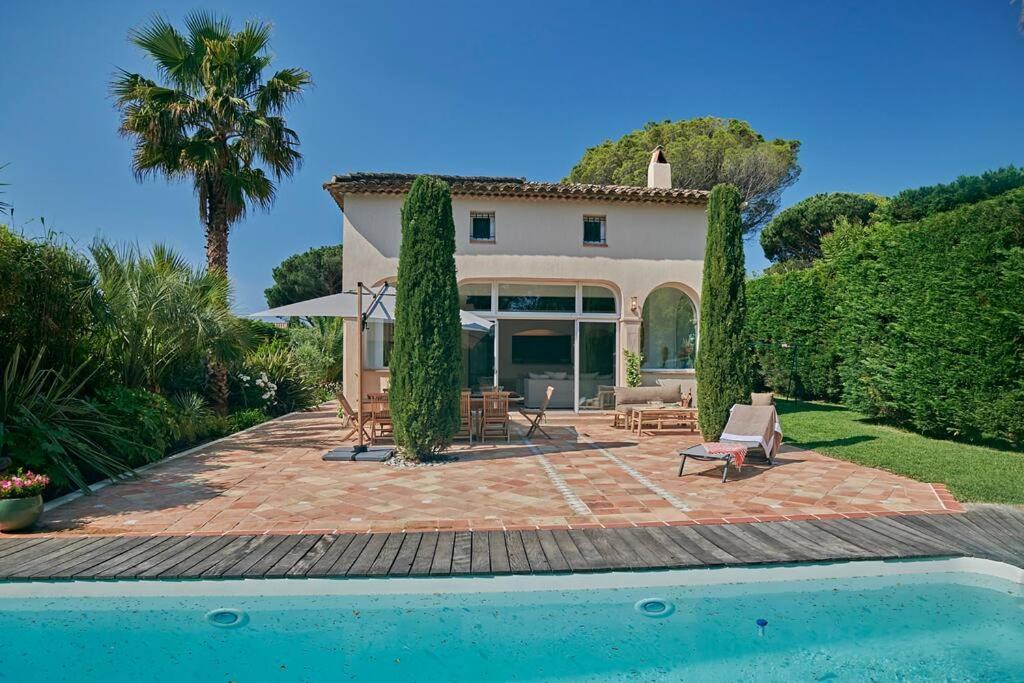 une maison avec une terrasse et une piscine dans l'établissement Les Cyprés du Sud Villa 10 personnes Piscine Golfe de Saint-Tropez Gassin, à Gassin