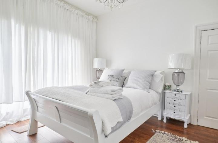 une chambre blanche avec un lit blanc et une fenêtre dans l'établissement Super Stylish Flat Very Close to Freeman Hospital!, à High Heaton