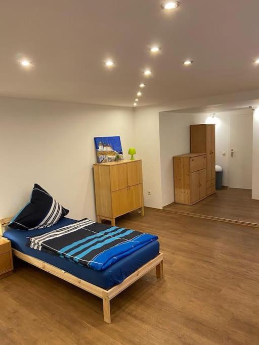 Zimmer mit einem Bett und Holzmöbeln. in der Unterkunft Gemütliches Apartment für Monteure in Recklinghausen