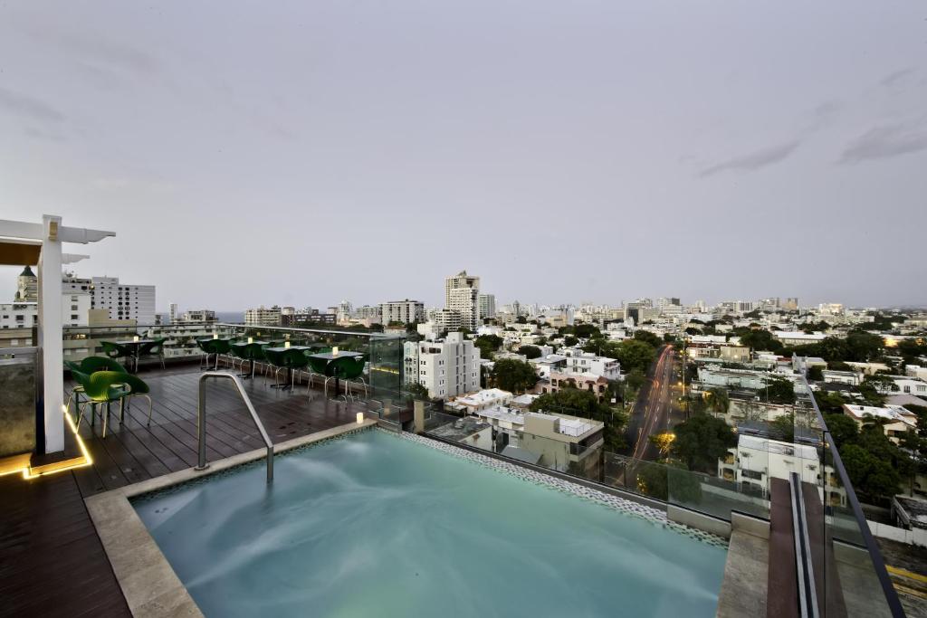 Bazén v ubytování Ciqala Suites Hotel - San Juan nebo v jeho okolí