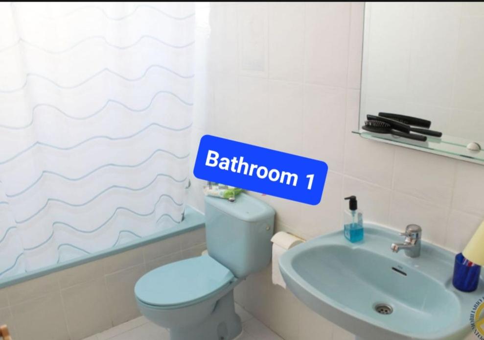 ein Bad mit einem WC und einem Waschbecken in der Unterkunft Sol Apartment in Arenales del Sol