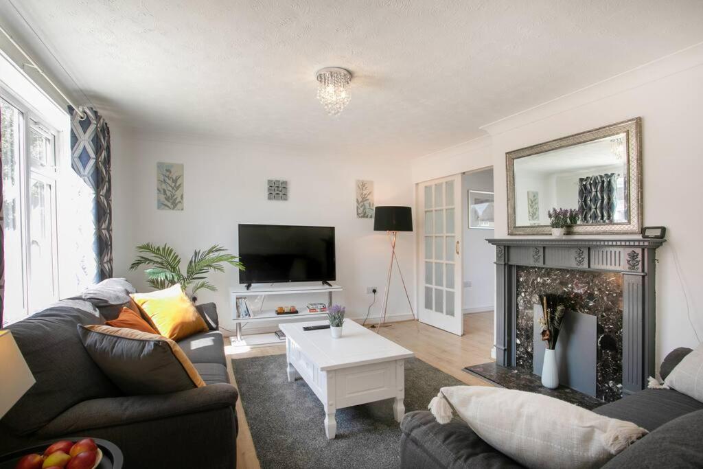 uma sala de estar com um sofá e uma lareira em Maltby House, Rotherham, for contractors, Biz & families etc em Rotherham