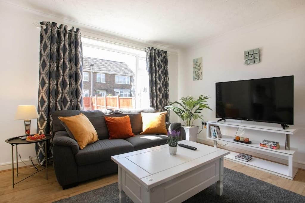 sala de estar con sofá y TV de pantalla plana en Maltby House, Rotherham, for families, contractors & Biz, en Rotherham