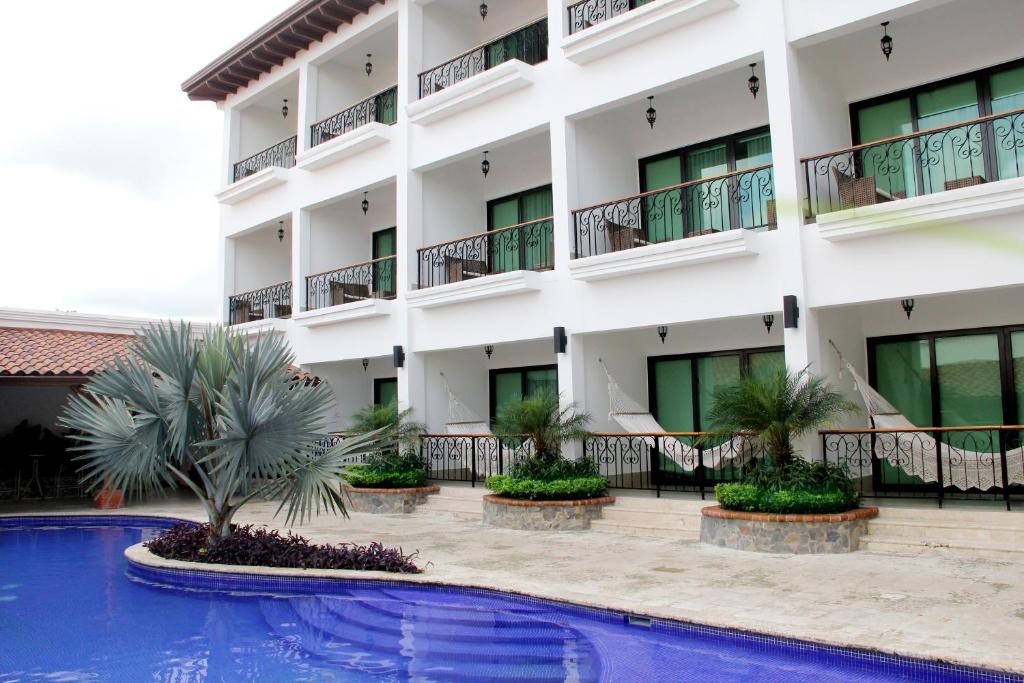 un hotel con piscina frente a un edificio en Hotel Gran David, en Santiago de Veraguas