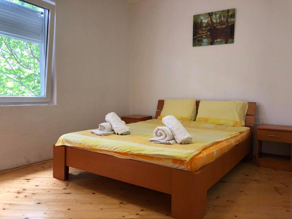 ein Schlafzimmer mit einem Bett mit Handtüchern darauf in der Unterkunft Apartments Veronika in Ohrid
