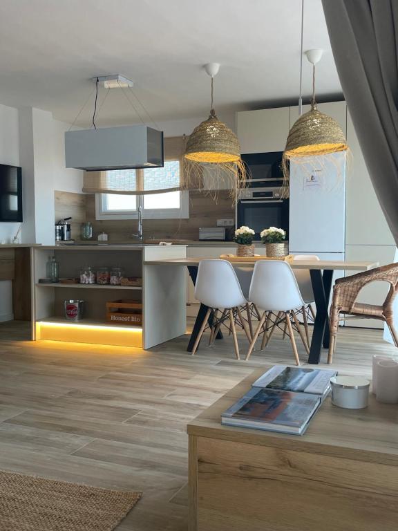 Kuchyňa alebo kuchynka v ubytovaní Precioso apto Miami primera linia playa cala de las Sirenas, con WIFI y NETFLIX, adecuado para teletrabajar