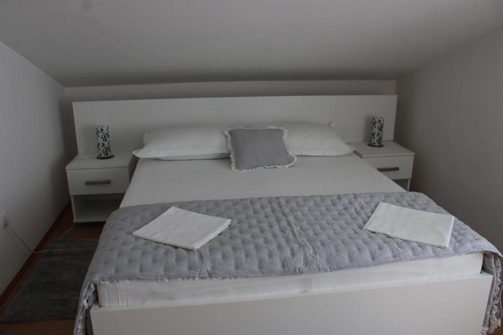 Postel nebo postele na pokoji v ubytování Apartments & Rooms Anita