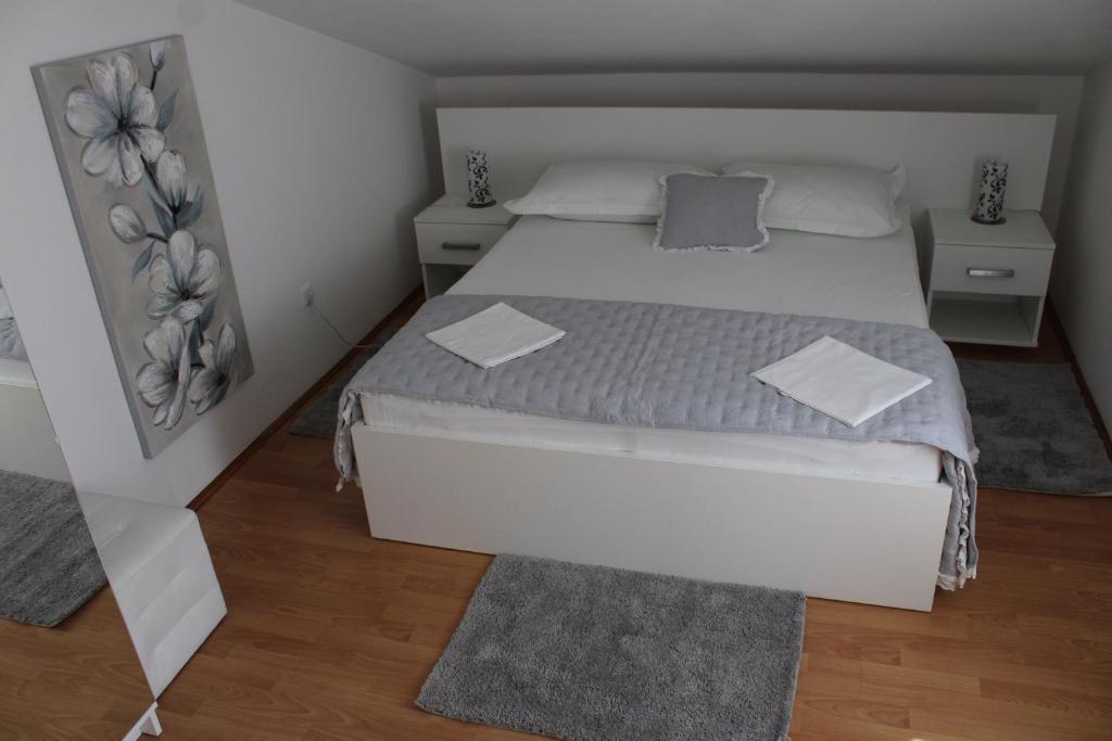 Postel nebo postele na pokoji v ubytování Apartments & Rooms Anita