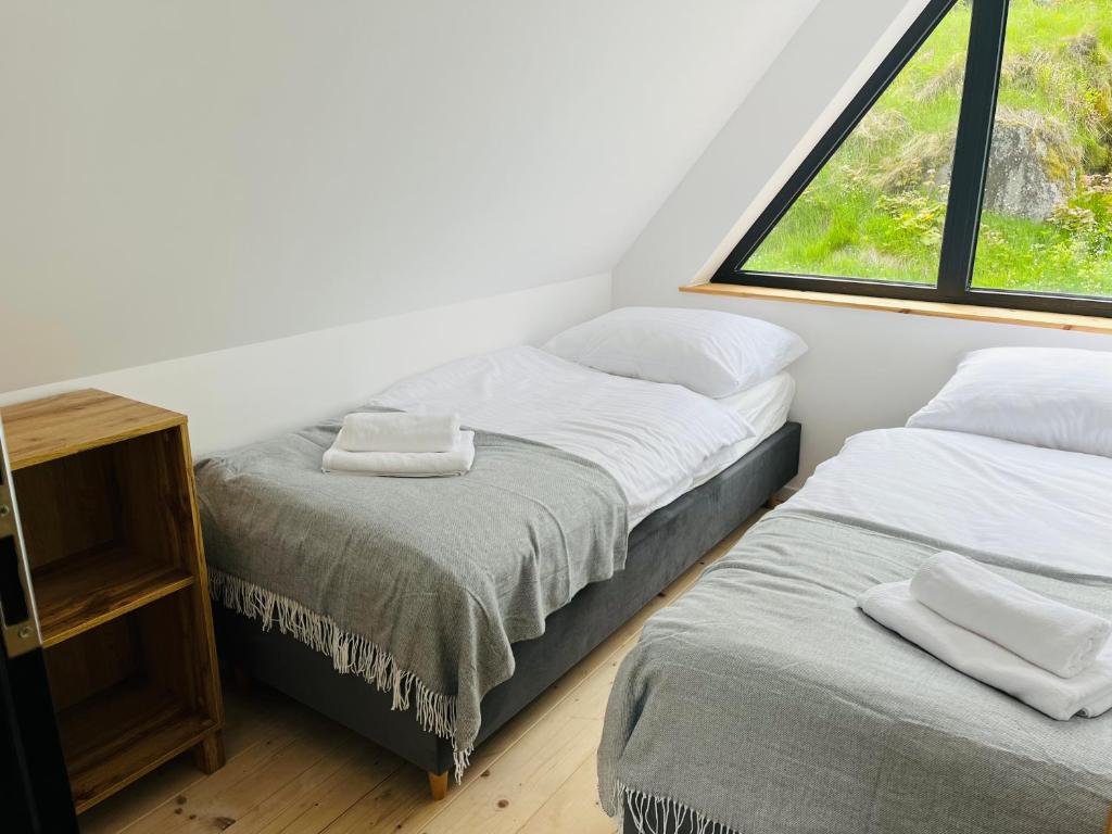 2 camas en una habitación con ventana en Apartament Na Szlaku, 