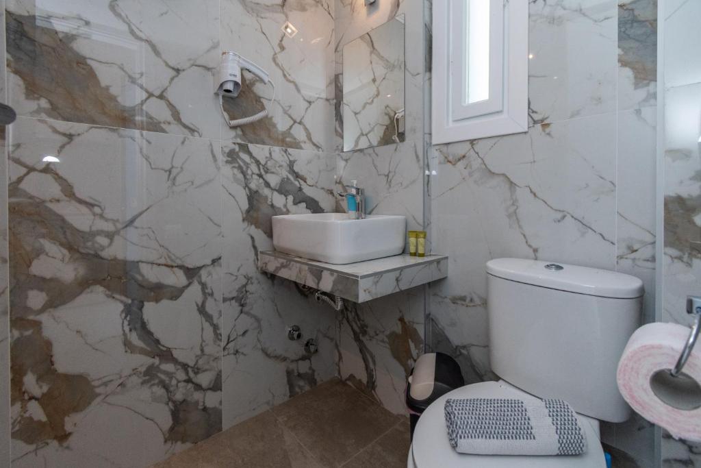 Koupelna v ubytování Astri Hotel